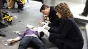 Mac Taylor (Gary Sinise) und Stella Bonasera (Melina Kanakaredes) untersuchen die Leiche einer Frau, die offensichtlich in einer öffentlichen Toilette ertrunken ist.