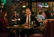 Rückblick: Während Ted grübelt, ob er sich ein weiteres Mal auf Robin einlassen soll, stellt sich Barney (Neil Patrick Harris, M.) einer Reihe von Herausforderungen durch Lily (Alyson Hannigan, l.) und Robin (Cobie Smulders, r.) ...