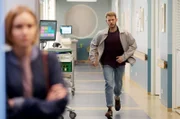 Elias Adler (Gareth McGregor) läuft seiner Freundin Clara (Paulina Hobratschk) hinterher, um ihr die Situation zu erklären.