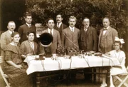 "Erfolgsgeschichten in Rot-Weiß-Rot", "Von der Glühlampe zum Mobiltelefon." In der Geschichte der Elektrotechnik hat Österreich zahlreiche Erfinder vorzuweisen, etwa den altösterreichischen Wechselstrom-Pionier Nikola Tesla, der namensgebend für die Fahrzeuge jener Elektroauto-Marke wurde, die derzeit in aller Munde ist. Berühmtheit erreichte auch Carl Auer von Welsbach, der einen entscheidenden Beitrag zur Erfindung der Glühbirne leistete. In seinem vielleicht wichtigsten Patent, der Metallfadenlampe, brachte er Drähte aus den Metallen Osmium und Wolfram besonders effektiv zum Glühen. Und das tun sie bis heute, besser bekannt unter dem Markennamen Osram.Nicht fehlen darf in dieser Folge auch die Geschichte des Rundfunks in Österreich. Am 1. Oktober 1924 ging die erste Radiosendung der RAVAG, der Radio-Verkehrs-AG, über den Äther, gesendet wurde aus einem provisorischen Studio am Stubenring. Der autoritäre Ständestaat unter Engelbert Dollfuß und Kurt Schuschnigg benutzt den Hörfunk als Propagandainstrument.Kurt Schuschniggs berühmte Rücktrittsrede mit dem Satz "Gott schütze Österreich" geht nur wenige Stunden vor der Übernahme des Senders durch die Nationalsozialisten am 11. März 1938 on air. Für das Nazi Regime war die Elektroindustrie besonders wichtig. Man errichtete Kraftwerke, baute die Stromversorgung aus und der "Volksempfänger" war das zentrale Organ der Partei zur Volksverhetzung. All das zu einem hohen Preis für die Bevölkerung: Betriebe wurden arisiert, Zwangsarbeiter eingesetzt und die Branche war ein bedeutender Teil der Kriegswirtschaft. In der Zeit des Wirtschaftswunders gab es österreichische Firmen, die höchst erfolgreich elektrische Haushaltsgeräte herstellten. Aber selbst so bekannte Unternehmen wie Eumig, Elektra Bregenz oder Eudora konnten sich im internationalen Wettbewerb nicht durchsetzen und gingen pleite. Die renommierten Markennamen wurden von ausländischen Investoren aufgekauft und haben sich bis heute erhalten, auch wenn es keine Produktionsstätten in Österreich mehr gibt. Im Elektronikbereich dagegen waren und sind einige österreichische Betriebe als "Hidden Champions" erfolgreich. Aus der ehemaligen Verstaatlichten Industrie entstand durch einen Manager Buy Out, an dem der ehemalige Finanzminister Hannes Androsch federführend beteiligt war, die Austria Technologie & Systemtechnik AG, kurz AT&S. Das in der Öffentlichkeit wenig bekannte Unternehmen ist inzwischen einer der weltweit führenden Hersteller von High Tech Leiterplatten, das sind Träger für elektronische Bauteile, die man in jedem Mobiltelefon findet