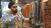 Dönerimbiss-Inhaber Dogan Özgül probiert gerne neue Döner-Varianten aus.