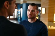 ACHTUNG SPERRFRIST! Die Veröffentlichung dieses Motives ist für alle ONLINE-MEDIEN (außer Programm-Presse) erst ab dem 17.04.2025 frei. Deniz (Igor Dolgatschew, l.) versichert Milan (Vitali Huk) entschlossen, alles im Griff zu haben.
