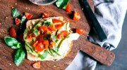 Rezeptfoto: Jessikas Lieblingsstulle zum Frühstück: Dinkeltoastbrot mit Avocado, Tomate & Basilikum