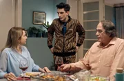 Nachdem Nevana (Jasna Đuričić, li.) ihren Freund Saša (Boris Isaković, re.) zum Abendessen eingeladen hat, verlässt Dino (Lazar Dragojević, Mi.) vorzeitig den Tisch ...