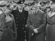 Adolf Hitler mit seiner Entourage.