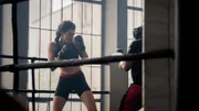 Louna Lloris (Anna Bardavelidze, l.) bereitet sich im Boxring mit ihrem Bruder Samuel Lloris (Walid Al-Atiyat, r.) auf die Bewerbung als neue Bodyguard bei den Dardennes vor.