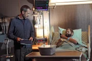 House (Hugh Laurie, li.), der eigentlich zu sehr mit seinen eigenen Problemen beschäftigt ist, muss herausfinden, was die Leiden des Patienten James Sidas (Esteban Powell) verursacht.