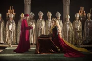 Westminster Abbey, Lizzie (Jodie Comer), King Henry (Jacob Collins-Levy)