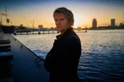Kommissar Van der Valk (Marc Warren) ermittelt in Amsterdam.
