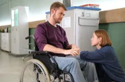 Elias Adler (Gareth McGregor) erklärt seiner Freundin Clara Rudloff (Paulina Hobratschk), warum er mit ihrer Mutter im Auto war, als sie den Unfall hatten.