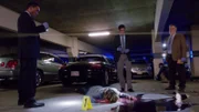 Während eines Eishockeyspiels wird Carla Dalton (Laura Niemi) im Parkhaus umgebracht. Detective Frost (Lee Thompson, l.), Frankie Rizzoli Jr. (Jordan Bridges, M.) und Detective Korsak (Bruce McGill) schauen sich den Tatort genauer an.