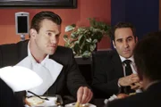 Haben Tall Tony (Adam Mayfield, l.) und Tiny Tony (Ben Giroux, r.) etwas mit der Erpressung der Senatoren zu tun? Tony DiNozzo versucht alles, um herauszufinden, wer seine Identität dafür missbraucht hat ...