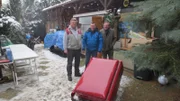Experte Otto Schulte mit Kai Doßmann beim Verkauf eines Anhängers mit Händler Jürgen Schmohl