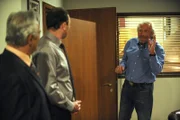 Als Hubert Martin um Rat fragen will, weicht dieser ihm aus. Von links: Sternbacher (Josef Thalmeier), Hubert (Bernhard Ulrich) und Martin Kirchleitner (Hermann Giefer).