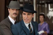 Mateo Ruiz (Javier Rey, l.); Alberto Márquez (Miguel Ángel Silvestre, r.)