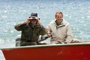 Hubert (Christian Tramitz, r.) und Staller (Helmfried von Lüttichau, l.) beobachten inkognito das Anwesen von Fred Holzinger. Weiteres Bildmaterial finden Sie unter www.br-foto.de.