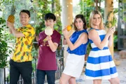 v.l.n.r.: Team Vietnam (Thanh & Duncan) und Team Griechenland (Dezi & Penny)  Die Verwendung des sendungsbezogenen Materials ist nur mit dem Hinweis und Verlinkung auf RTL+ gestattet.