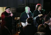 CSI-Mitarbeiter Dr. Albert Robbins (Robert David Hall, M.) spielt mit seiner Band auf einer Veranstaltung, bei der Elizabeth Rodriguez für ihr soziales Engagement geehrt wird. Robbins ahnt an diesem Abend nicht, dass Elizabeth am nächsten Morgen tot aufgefunden wird...
