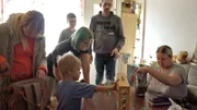 Nesthäkchen Dave feiert seinen dritten Geburtstag. Grund genug für Sechsfach-Mutter Sandra (re.), nach allen Regeln der Kunst aufzufahren: Der kleine Mann wird reichlich mit Spielzeug beschenkt.