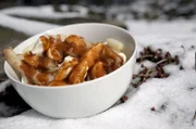 In Québec hat jeder sein eigenes Rezept für den Fastfood-Klassiker Poutine. Eine leckere Variante besteht in einer Soße aus Butter, Knoblauch, Harissa, Tomatenmark, Hühner- und Rinderbrühe.