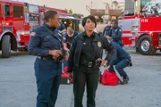 Henrietta "Hen" Wilson (Aisha Hinds, l.); Athena Grant (Angela Bassett, r.)