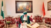 MDR FERNSEHEN HEUTE IM OSTEN - REPORTAGE, "Entsteht Albaniens muslimischer Mini-Staat?", am Samstag um 18:00 Uhr. Baba Mondi im Empfangszimmer des Bektaschi-Weltzentrums. In diesem Sessel des Empfangsraumes begrüßt Baba Mondi im Weltzentrum der Bektaschi sowohl Presseleute als auch offizielle Delegationen aus aller Welt, aber auch Bektaschi-Gläubige und -Anhänger, um bestimmte Rituale und Gebete durchzuführen.