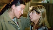 Walter (Katy Karrenbauer, li.) ist der angeblich blinden Jeanette (Christine Schuberth) auf die Schliche gekommen...