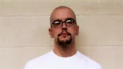Jake Feldman wird 2009 festgenommen und mit der Aussage seines Freundes Justin konfrontiert. Er gibt zu Jerry ermordet und auf James geschossen zu haben. Außerdem führt er die Ermittler zu der Tatwaffe und schildert den Tathergang, sowie sein Motiv. Er habe angenommen, dass seine Mutter von Jerry und seinem Vater missbraucht wurde.
