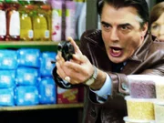 "Sofort die Waffe runter!" Detective Logan (Chris Noth) stürmt ein Lebensmittelgeschäft.