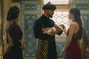 Unter Aliyas (Judit Pechácek, li.) strengen Augen dankt Murad (Murathan Muslu) Mara (Franciska Töröcsik) dafür, seinen neugeborenen Sohn Mehmed gerettet zu haben.