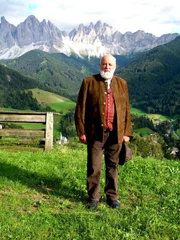 Sepp Forcher in St. Magdalena, am Fuße der Geislergruppe, die Heimat Reinhold Messners.