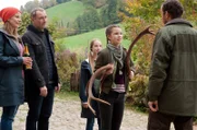 Leo (Phillis Lara Lau) und Paulina (Tabea Hug), haben ein Geweih gefunden. Müssen sie es an Vinzenz (Michael Sideris) aushändigen? Philip (Heikko Deutschmann) und Helena  (Julia Jäger) finden das lächerlich.