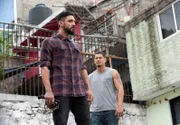 l-r: Clayton Cardenas als Angel Reyes, JD Pardo als EZ Reyes.