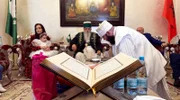 MDR FERNSEHEN HEUTE IM OSTEN - REPORTAGE, "Entsteht Albaniens muslimischer Mini-Staat?", am Samstag um 18:00 Uhr. Ab 28.03.2025, 08:00 Uhr in der ARD-Mediathek. v. links n. rechts: Mutter Shelda Agaraj mit ihrer einjährigen Tochter Soleil, Baba Mondi, Derwisch Hasan. Baba Mondi führt ein Ritual durch, das vergleichbar ist mit der Taufe beim Christentum.