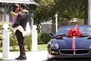Gabrielle (Eva Longoria, l.) hat es satt, dass Carlos (Ricardo Antonio Chavira, r.) selten zu Hause ist und immer nur Geschenke bringt. Doch dann steht ein neuer Wagen vor der Tür ...