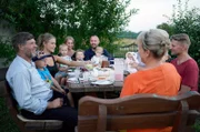Familienessen auf dem Hof von Danuta (2.v.r.) und Piotr Ptach (li.)