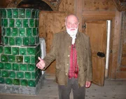 Sepp Forcher in der Gotischen Stube der Trostburg.