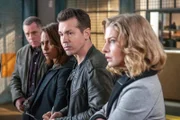 V.l.: Hank Voight (Jason Beghe), Gabriela Dawson (Monica Raymund), Antonio Dawson (Jon Seda), unbekannte Person (unbekannte Darstellerin)
