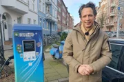 Jo Hiller beim Ladesäulencheck in Kiel.