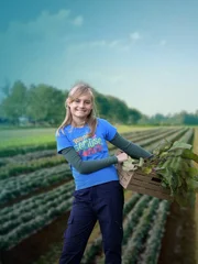 Mira lebt auf dem Biobauernhof. Sie kennt sich super mit dem Anbau von Gemüse aus. Als "Young Gemüse Coach" hilft sie anderen Kindern Gemüse anzubauen.