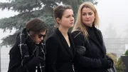 Anne (Henriette Richter-Röhl) findet Halt bei ihrer Tochter Tori (Caroline Hartig, li.) und ihrer besten Freundin Corinna Berens (Ines Lutz, re.).
