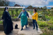 Mona mittendrin Im Kloster Mona Vetsch im Klostergarten mit Schwester Gabriela und Aebtissin Rut-Maria