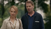 Kulturstadträtin Angelika Hilbrich (Christina Große) unterhält sich während des Orchesterkonzertes mit Hauptkommissar Robert Winkler (Kai Scheve).