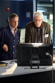 Bei einem tödlichen Verkehrsunfall werden die CSI-Ermittler auf ein 'herrenloses' Gehirn aufmerksam - dessen Herkunft D.B. Russell (Ted Danson, re.) nun mit Hodges' (Wallace Langham, li.) Hilfe zuordnen will.
