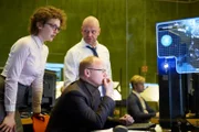 Im Innenministerium machen sich (v.l.) Klara Schuster (Karoline Bär), Ulrich Kastup (Robert Gallinowski) und Jonas Lenz (Christian Hockenbrink) Sorgen um Engelhardt.