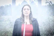 Maxi (Katharina Scheuba) wird von ihrer Angst vor Sophia heimgesucht.