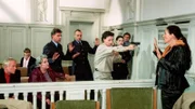 Melanie (Sigrid M. Schnückel) verliert die Nerven, bedroht Walter (Katy Karrenbauer) mit einer Waffe und türmt aus dem Gerichtssaal...