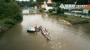 Das Barbie-Boot mit dem Sumsi-Boot am Start beim Drachenbootrennen während ServusTVs "Heimatleuchten - Stille Wasser" in Raabs an der Thaya, Niederösterreich, Österreich.