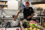 Im Herzen der Toskana zeigt uns Küchenchef Alessio Biagioli ein traditionelles Rezept des Peposo, eines toskanischen Pfeffereintopfs.