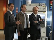 Warum wurde der Kongressabgeordnete Dan McLane ermordet? Tony (Michael Weatherly, l.), McGee (Sean Murray, M.) und Fornell (Joe Spano, r.) vermuten, dass es etwas mit seiner Vergangenheit als NCIS-Mann zu tun hat ...